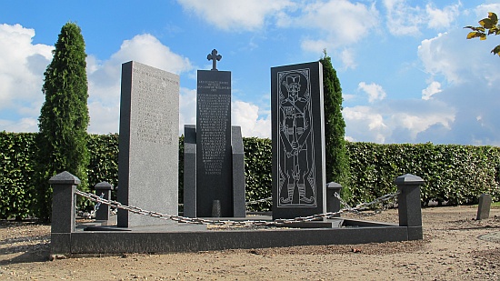 Garderen. Hedendaagse monument op de begraafplaats met rechts de krajputaš. Bron: Stichting Dodenakkers.